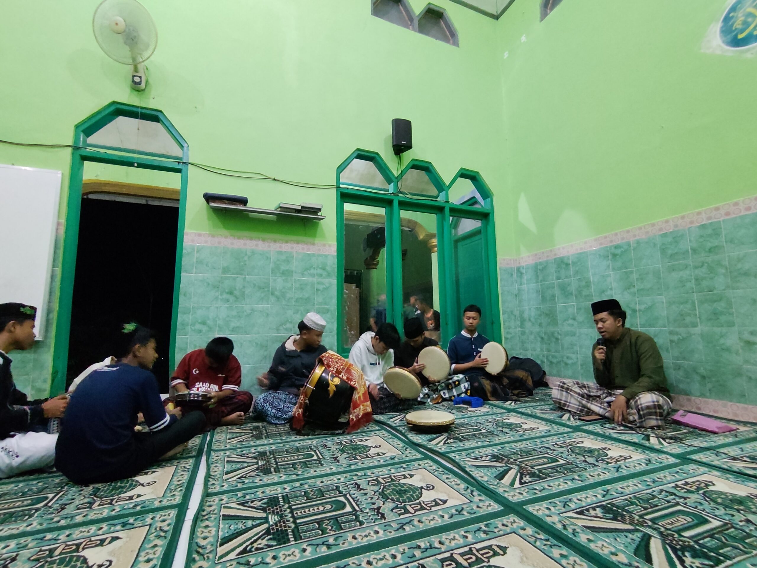 Berzanji Malam Ahad : Kolaborasi Pemuda dan Mahasiswa KKN di Masjid Al Hidayah
